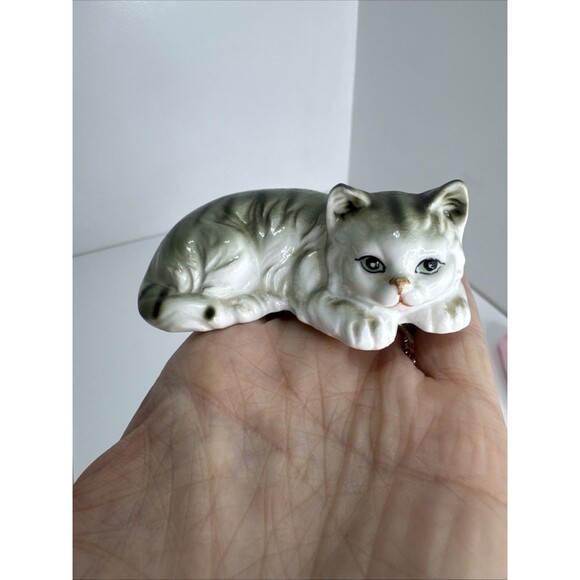Vtg 1983 Enesco Gray & White Striped Cat Laying Down Ceramic Figurine 3” Mini - Picture 1 of 5